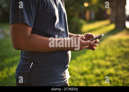 Teenage Boy Mit Telefon In Städtischen Umgebung Stockfoto