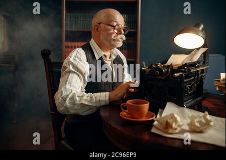 Ältere Schriftsteller arbeitet auf Vintage-Schreibmaschine Stockfoto