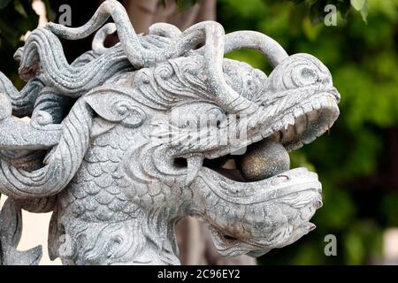 Long Khanh Buddhistische Pagode. Drachenwache Statue am Eingang. Quy Nhon. Vietnam. Stockfoto