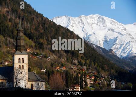 Barockkirche und Mont-Blanc-Massiv. Saint Gervais. Frankreich. Stockfoto