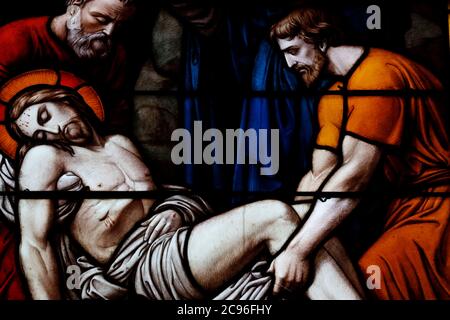 Basilika unserer Lieben Frau von Genf. Buntglasfenster. Christus in seinem Leiden. Jesus wird in das Grab gelegt. Genf. Schweiz. Stockfoto