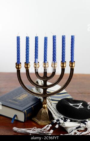 Menorah, Tallit, Kippah und Thora. Jüdische Symbole. Frankreich. Stockfoto
