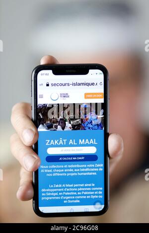 Nahaufnahme auf einem Smartphone. Zakat (Almosen) ist die dritte Säule des Islam. Frankreich. Stockfoto