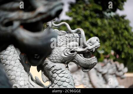 Long Khanh Buddhistische Pagode. Drachenwache Statue am Eingang. Quy Nhon. Vietnam. Stockfoto