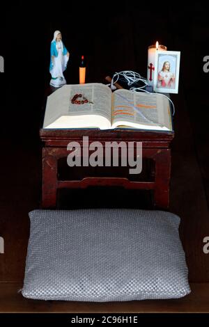 Coronavirus-Epidemie (COVID-19). Altar zu Hause mit bibel zum Beten. Frankreich. Stockfoto