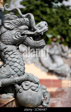 Long Khanh Buddhistische Pagode. Drachenwache Statue am Eingang. Quy Nhon. Vietnam. Stockfoto