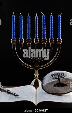 Offene Torah, Kippah, Yad und die Menora oder sieben Lampen hebräischen Lampenständer, Symbol des Judentums seit der Antike. Frankreich. Stockfoto