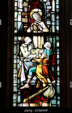 St. Nicolas Kirche, Beaumont le Roger, Eure, Frankreich. Buntglas. Jesus bricht mit den Pilgern in Emmaus das Brot. Stockfoto