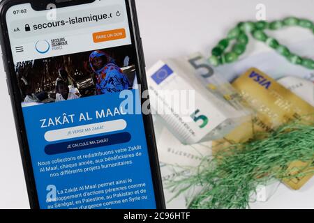 Nahaufnahme auf einem Smartphone. Zakat (Almosen) ist die dritte Säule des Islam. Frankreich. Stockfoto