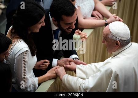 Papst Franziskus während seiner Generalaudienz in der Audienzhalle im Vatikan. Stockfoto