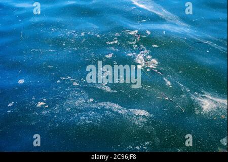 Öl- und Müllverschmutzung im Wasser. Selektiver Fokus. Stockfoto