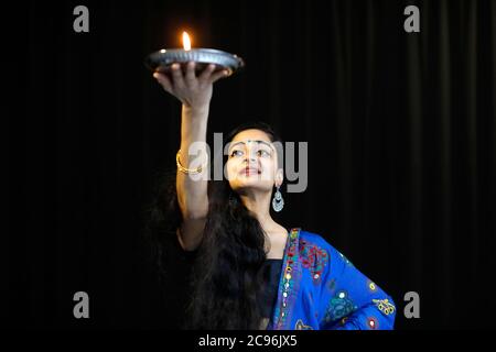 Indische Tänzerin mit Diwali Tablett Paris, Frankreich. Stockfoto