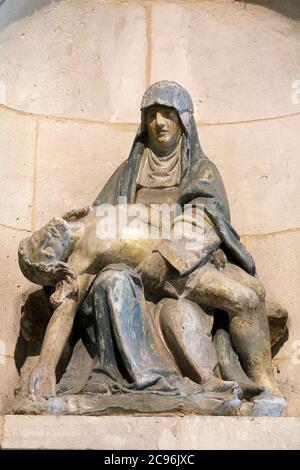 St. Nicolas Kirche, Beaumont le Roger, Eure, Frankreich. pieta-Statue aus dem 16. Jahrhundert. Stockfoto