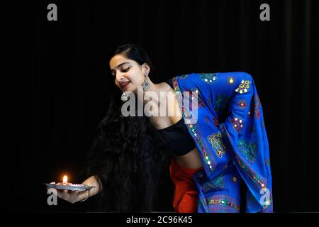 Indische Tänzerin mit Diwali Tablett Paris, Frankreich. Stockfoto