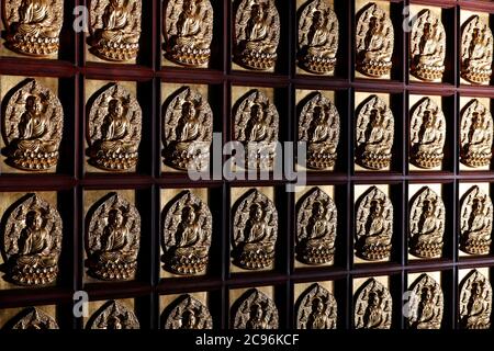 Khai Doan König Verehrt Pagode. Kleine Buddha-Statuen an der Wand. Buon Me Thuot. Frankreich. Stockfoto