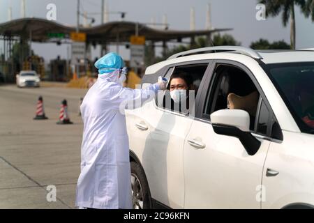 Der Coronavirus-Kontrollposten auf der Autobahn. Stockfoto