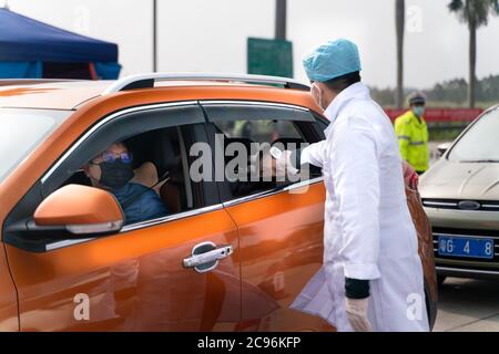 Der Coronavirus-Kontrollposten auf der Autobahn. Stockfoto