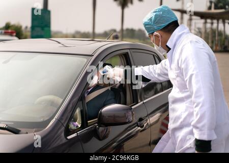 Der Coronavirus-Kontrollposten auf der Autobahn. Stockfoto