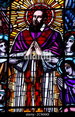Basilique de la Visitation. Buntglasfenster. Der hl. Franz von Sales gründete in Ann den Frauenorden der Heimsuchung der Heiligen Maria (Visitandinen) Stockfoto