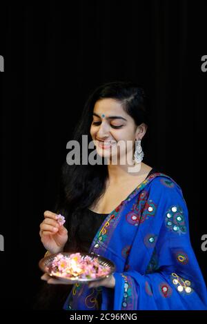 Indische Tänzerin mit Diwali Tablett Paris, Frankreich. Stockfoto