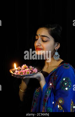 Indische Tänzerin mit Diwali Tablett Paris, Frankreich. Stockfoto