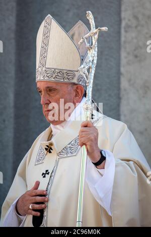 Papst Franziskus feiert in der Pfarrei Santa Maria Consolatrice im römischen Casal Bertone nei eine Messe zum Fronleichnam ( Corpus Domini ) Stockfoto