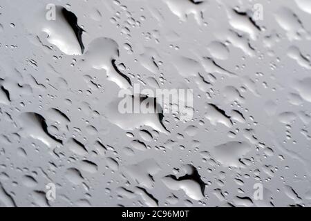 Regentropfen auf einem Fenster. Frankreich. Stockfoto