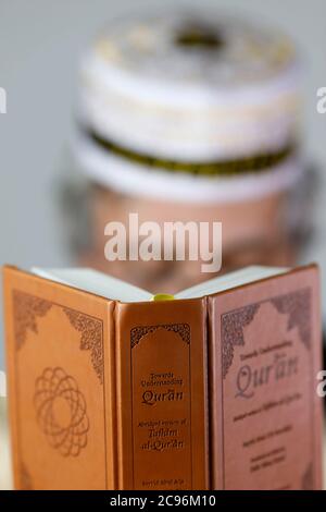 Muslimische Lektüre und englische Version des Quran. Frankreich. Stockfoto