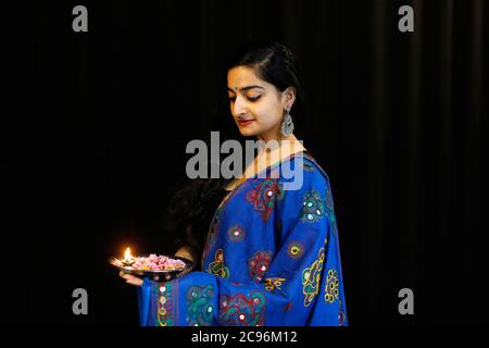 Indische Tänzerin mit Diwali Tablett Paris, Frankreich. Stockfoto