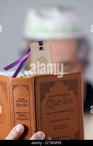 Muslimische Lektüre und englische Version des Quran. Frankreich. Stockfoto