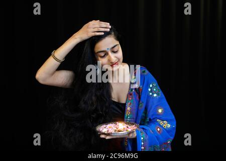 Indische Tänzerin mit Diwali Tablett Paris, Frankreich. Stockfoto