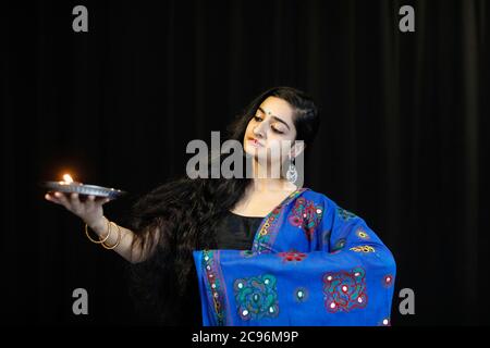 Indische Tänzerin mit Diwali Tablett Paris, Frankreich. Stockfoto