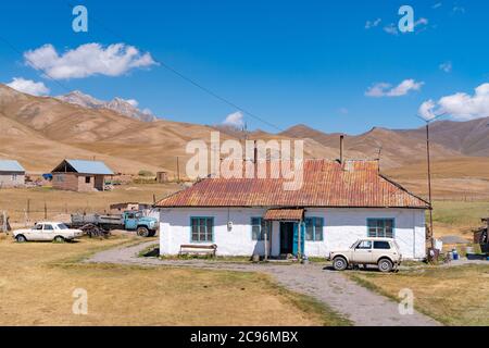 Der Blick auf kleine sowjetische Alter abgelegenen Dorf in Kirgisistan Stockfoto
