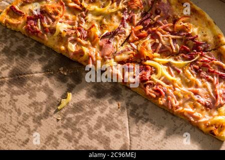 Duftende italienische Pizza. Zutaten und Gewürze zum Kochen leckere italienische Pizza, Pilze, Tomaten, Käse, Zwiebeln, Paprika, Salz, Basilikum, OL Stockfoto