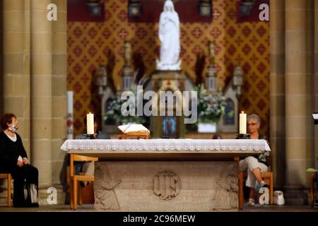 Basilika unserer Lieben Frau von Genf. Sonntagsmesse während der COVID-19-Epidemie. Genf. Schweiz. Stockfoto