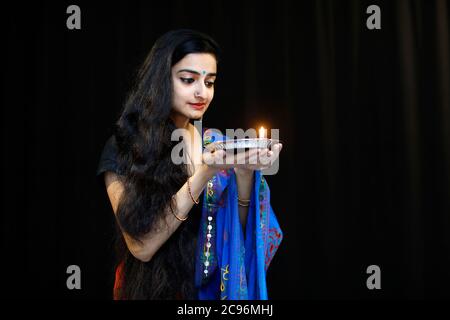 Indische Tänzerin mit Diwali Tablett Paris, Frankreich. Stockfoto