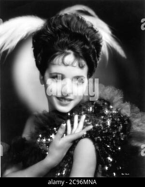 JESSIE MATTHEWS Portrait in EVERGREEN 1934 Regisseur VICTOR SAVILLE Costumes von Berlio Gaumont British Picture Corporation Stockfoto