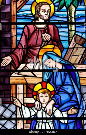 Saint Maurice Kirche. Buntglasfenster. Heilige Familie. Joseph der Zimmermann. Thones. Frankreich. Stockfoto