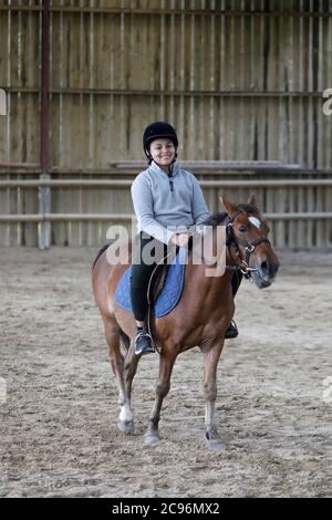 Teenager auf einem poney in Beaumesnil, Frankreich. Stockfoto