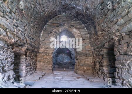 Der Blick auf das Innere in alten Stein alten Karawanserei in Tash-Rabat in Kirgisistan Stockfoto