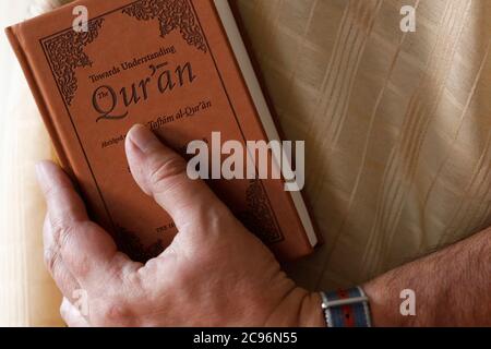 Muslimische Lektüre und englische Version des Quran. Frankreich. Stockfoto