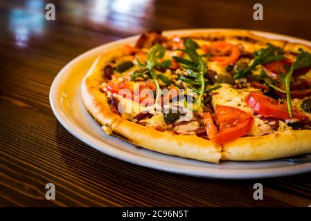 Heiße Pizza in der Lieferplatte, schnelle Lieferzeiten, das Konzept der Fast Food verschwendet. Italienische Pizza Stockfoto