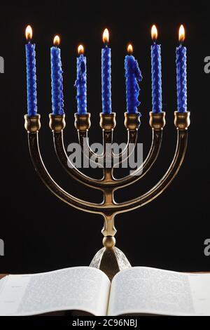 Offene Tora und die Menora oder sieben-Lampen hebräischen Lampenständer, Symbol des Judentums seit der Antike. Frankreich. Stockfoto