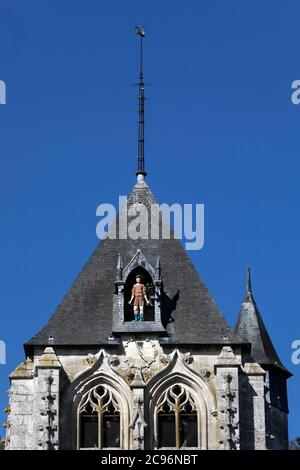 St. Nicolas Kirche, Beaumont le Roger, Eure, Frankreich. Uhrturm mit einer automatisierten Figur. Stockfoto