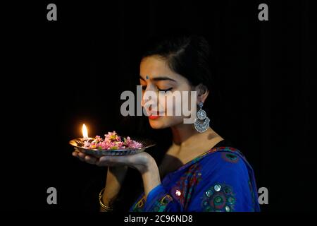 Indische Tänzerin mit Diwali Tablett Paris, Frankreich. Stockfoto