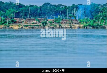 INDIOS YANOMAMI, IRONAVI STAMM, KANUFAHREN AUF BRAZO CASIQUIAIRE, AMAZONAS, VENEZUELA Stockfoto