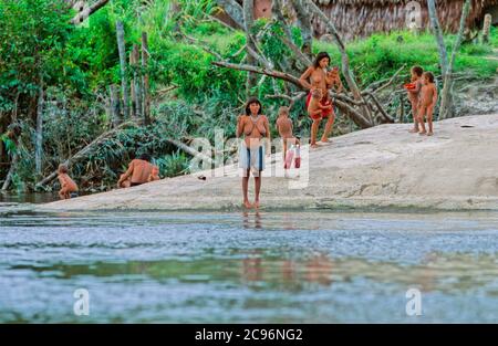 INDIOS YANOMAMI, IRONAVI STAMM, KANUFAHREN AUF BRAZO CASIQUIAIRE, AMAZONAS, VENEZUELA Stockfoto