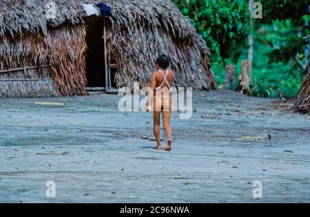 INDIOS YANOMAMI, IRONAVI STAMM, KANUFAHREN AUF BRAZO CASIQUIAIRE, AMAZONAS, VENEZUELA Stockfoto