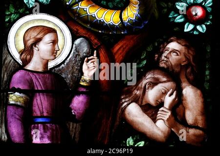 Basilika unserer Lieben Frau von Genf. Buntglasfenster. Adam und Eva aus dem Paradies vertrieben. Genf. Schweiz. Stockfoto