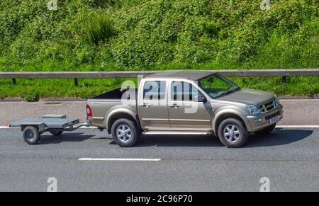 Isuzu D-max Doppelkabinenabholung Utility Schleppen kleine Straße Anhänger; Fahrzeug Verkehr bewegenden Fahrzeugen, Autos fahren Fahrzeug auf britischen Straßen, Motoren, Fahren auf der Autobahn M6-Netz. Stockfoto